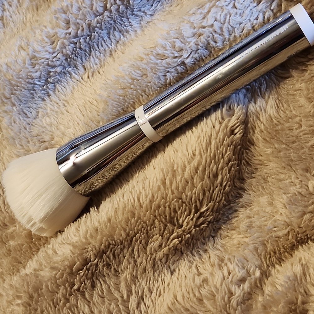 It cosmetics makeup brush